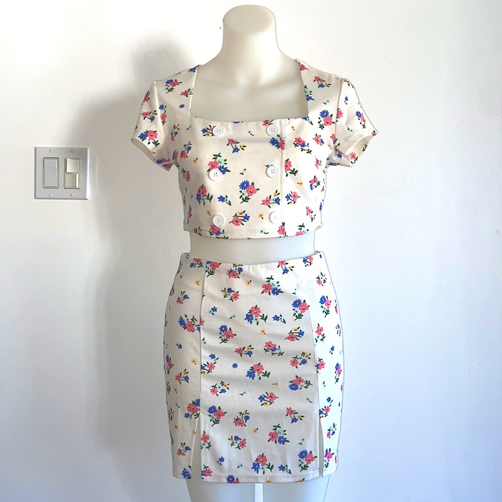 NEW * White & Multicoloured Floral 2 Piece Button Front Skirt Set